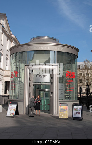 Il moderno al di sopra del suolo entrata alla caffetteria nella cripta accanto a St Martins-in-the-Fields Church, Londra UK. Foto Stock