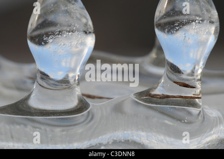 Ghiaccioli, la natura della propria costruzione di ghiaccio, piccoli dettagli nel ghiaccio, ghiaccio macro Foto Stock