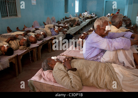 Bihar India Marzo 2011. Akhand Jyoti Eye Hospital, Mastichak . Uomini della sezione di post-operatoria ward dove i pazienti recuperare. Foto Stock