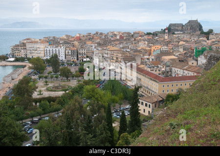 Corfù, Grecia. Ottobre. Tetti e il parco accanto al vecchio porto. La città di Corfù. Visto dal bastione veneziano. Vista della vecchia fortezza. Foto Stock