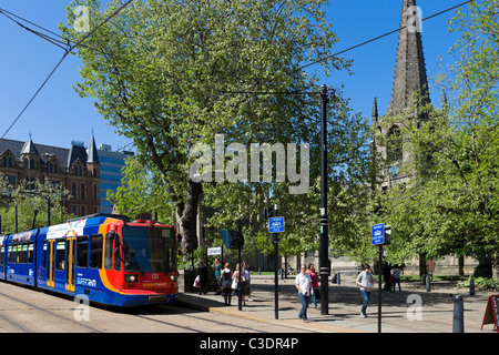 Supertram di fronte al Duomo (la Cattedrale Chiesa di San Pietro e di San Paolo), Sheffield South Yorkshire, Regno Unito Foto Stock