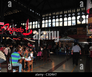 La gente seduta e di mangiare in un ristorante gli ornati in ghisa di architettura il Mercado Central, Santiago del Cile Foto Stock