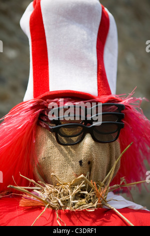 Tre D   indossando tre paia di occhiali presso il villaggio di Wray Spaventapasseri annuale Sagra e fiera, Lancaster, Regno Unito Foto Stock