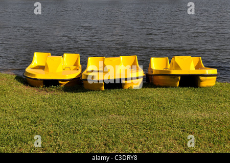 Tre barche a remi sono a terra in un lago. Foto Stock