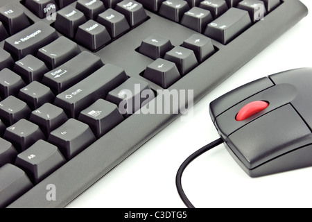 Close up di un nero mouse con un rosso whel e una tastiera isolato su bianco Foto Stock