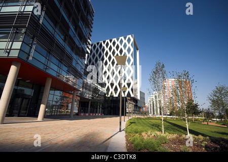 Area verde e piazza, Media City, Salford Quays, Manchester, Regno Unito Foto Stock