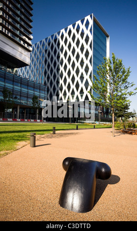 La scultura, area verde e piazza, Media City, Salford Quays, Manchester, Regno Unito Foto Stock