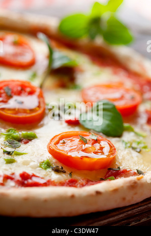 Fresh pizza italiana, con pomodoro, mozzarella e pepe verde Foto Stock