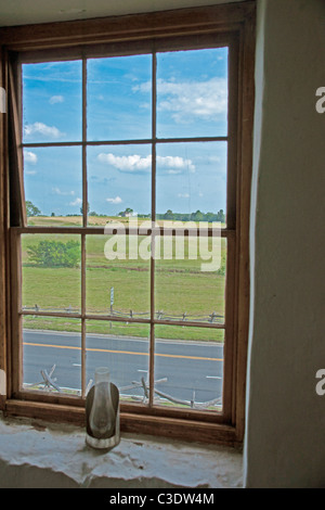 Immagine hdr del campo di battaglia da aprire il vetro retinato nella storica casa di pietra in Manassas National Battlefield Foto Stock