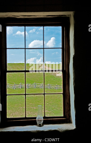 Immagine hdr del campo di battaglia da aprire il vetro retinato nella storica casa di pietra in Manassas National Battlefield Foto Stock