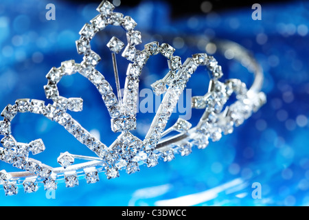 Close-up di foto il diadema di argento con diamanti su uno sfondo blu con bokeh di fondo. Profondità di campo aggiunto da lenti macro fo Foto Stock