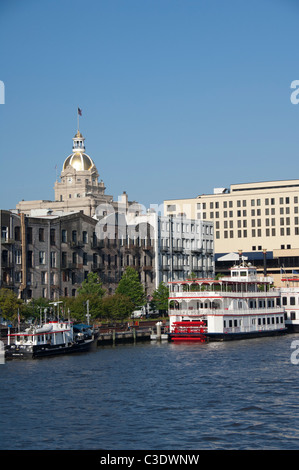 La Georgia, Savannah. Savannah River View della storica area del litorale, gold dome dello storico municipio. Foto Stock