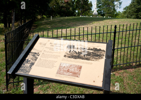 Marcatore Storico racconta il reburial dei soldati confederati a Groveton cimitero confederato, Manassas National Battlefield. Foto Stock