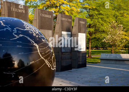 18.000 pound flottante globo di granito presso il Memoriale della Seconda Guerra Mondiale in Bicentennial Park, Nashville Tennessee USA Foto Stock