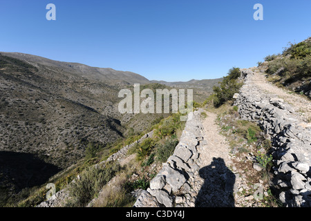 Mozarabo mulattiera (ora utilizzato da escursionisti) costruito dai mori, Benimaurell, Vall de Laguart, provincia di Alicante, Valencia, Spagna Foto Stock