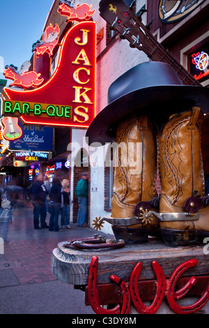 Stivali da cowboy di speroni e nella parte anteriore della striscia di club musicali lungo il Lower Broadway in Nasvhille Tennessee USA Foto Stock