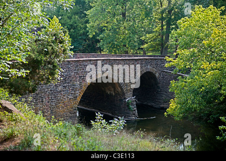 Lo storico ponte di pietra sul Bull Run Creek sul Manassas National Battlefield. Foto Stock