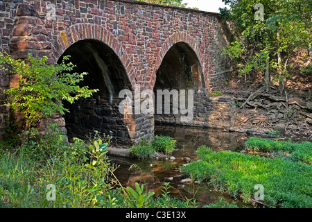 Gli archi del ponte storico in pietra su Bull Run Creek sul Manassas National Battlefield. Foto Stock