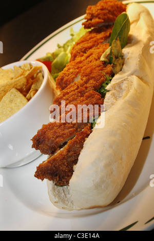 Il pollo fritto baguette con tortilla chips Foto Stock