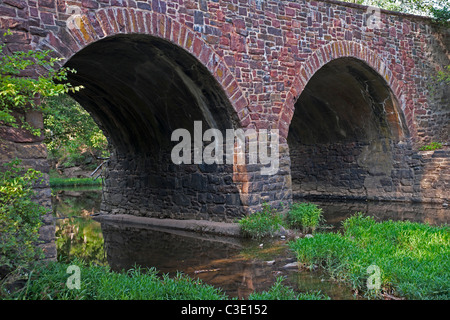 Gli archi del ponte storico in pietra su Bull Run Creek sul Manassas National Battlefield. Foto Stock