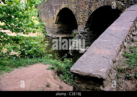 L'approccio alla storica pietra sopra Bull Run Creek sul Manassas National Battlefield. Foto Stock