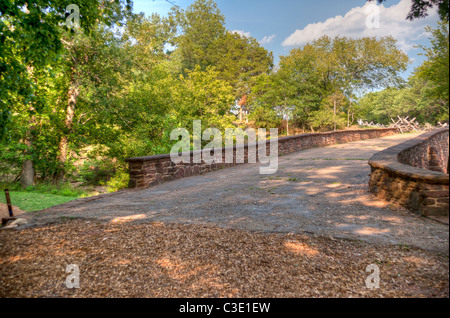 La strada che attraversa la storica pietra sopra Bull Run Creek sul Manassas National Battlefield. Foto Stock