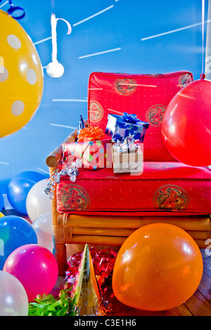 Sedia rossa con decorazioni per feste Foto Stock