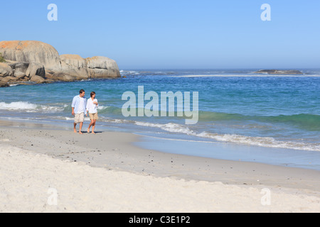 Paio di camminare sulla spiaggia Foto Stock
