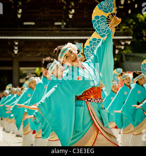 Yosakoi Festival - Street Dance esecutori al Meiji Jingu, Tokyo, Giappone Foto Stock
