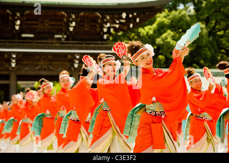 Yosakoi Festival - Street Dance esecutori al Meiji Jingu, Tokyo, Giappone Foto Stock