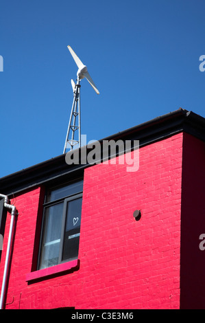 Coloratissima casa dipinta con turbine eoliche sulla sommità del tetto in Manchester REGNO UNITO Foto Stock