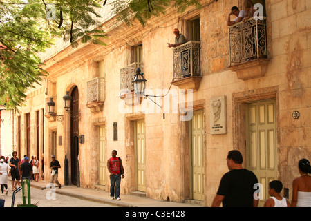 La gente per strada a La Habana Vieja a Cuba Foto Stock