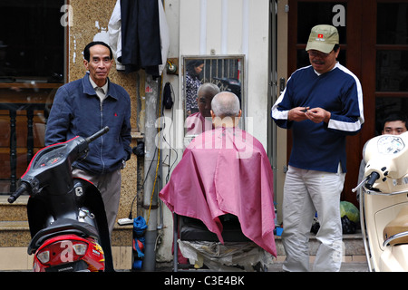 Barbiere di strada di Hanoi, Vietnam Foto Stock