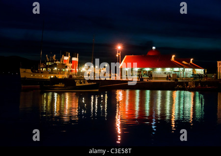 Il mondo solo mare andando battello a vapore Waverley attraccate al molo nord a Oban Scozia su un può ancora sera. Foto Stock