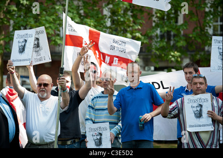 La Difesa inglese League esce per affrontare i musulmani contro le Crociate come protestano circa l uccisione di Osama Bin Laden Foto Stock