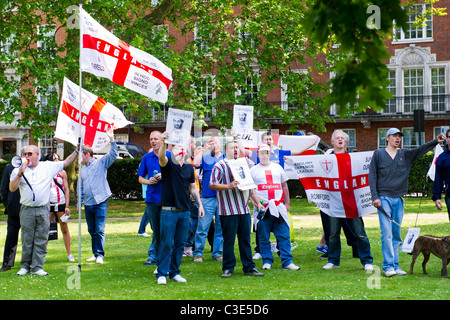 La Difesa inglese League esce per affrontare i musulmani contro le Crociate come protestano circa l uccisione di Osama Bin Laden Foto Stock