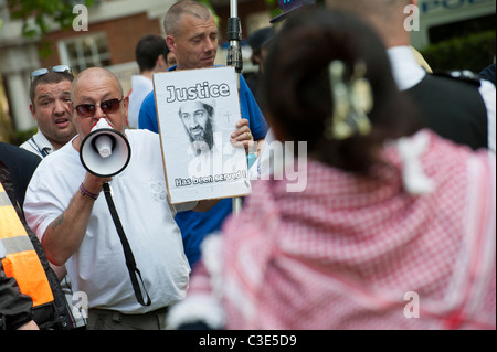 La Difesa inglese League esce per affrontare i musulmani contro le Crociate come protestano circa l uccisione di Osama Bin Laden Foto Stock