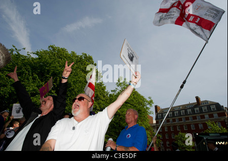 La Difesa inglese League esce per affrontare i musulmani contro le Crociate come protestano circa l uccisione di Osama Bin Laden Foto Stock