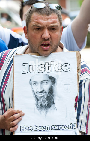 La Difesa inglese League esce per affrontare i musulmani contro le Crociate come protestano circa l uccisione di Osama Bin Laden Foto Stock