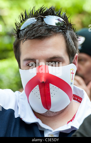 La Difesa inglese League esce per affrontare i musulmani contro le Crociate come protestano circa l uccisione di Osama Bin Laden Foto Stock