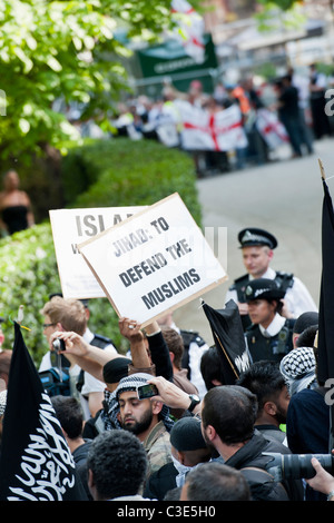 La Difesa inglese League esce per affrontare i musulmani contro le Crociate come protestano circa l uccisione di Osama Bin Laden Foto Stock