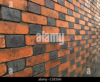 Nero e rosso e parete di mattoni Foto Stock