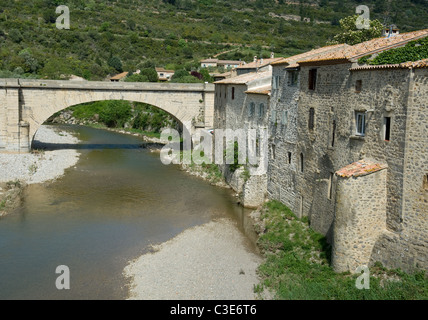 Ponte romano o Pont Vieux di Lagrasse nella Corbières montagne del dipartimento Aude nella Linguadoca Rossiglione Foto Stock