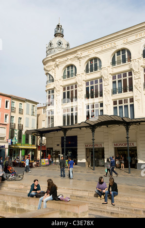 Per coloro che godono di primavera presso la place de l'Hôtel de ville in Narbonne, Aude, Languedoc-Roussillon Foto Stock