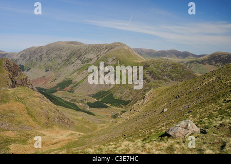 Vista sulla valle di Ennerdale da cercando posto sul montante verso l'alta rupe e Haystacks, Lake District inglese Foto Stock