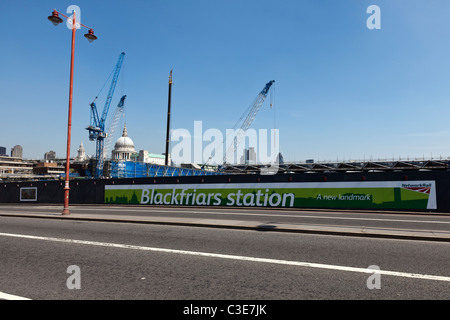 Costruzione di una nuova stazione di Blackfriars da ponte a ponte, con la Cattedrale di St Paul in background, Londra, Regno Unito. Foto Stock