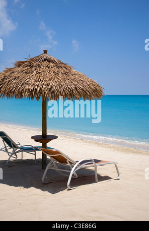 Barbuda ombrelloni e sedie a sdraio alla Lighthouse Bay Resort Foto Stock