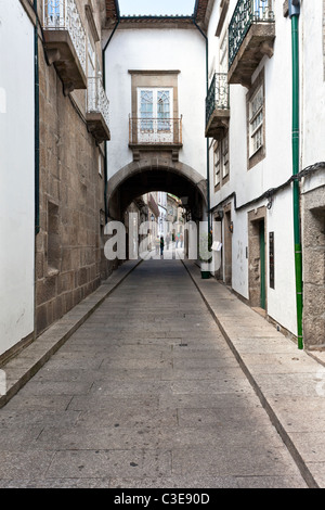 Santa Maria Street nel centro storico di Guimaraes, Portogallo. Patrimonio Mondiale dell'UNESCO. Foto Stock