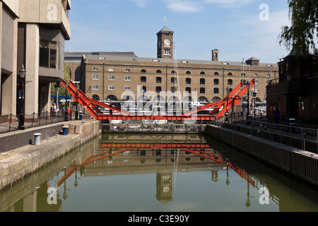 Bloccare l'ingresso di St Katherine's Dock, Londra, Regno Unito. Foto Stock