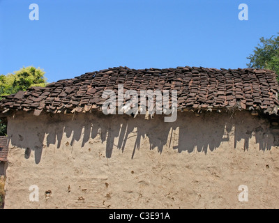 Un tradizionale tetto spiovente comunemente visto in India rurale Foto Stock